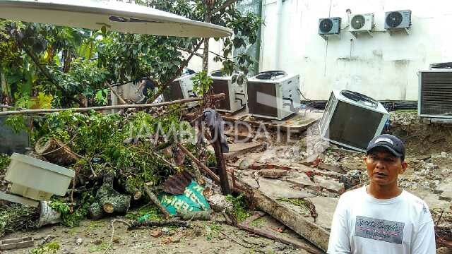 Pagar Mall Lippo Plaza Jambi yang ambruk.
