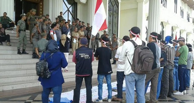 Puluhan orang melakukan aksi demo di depan Kantor Gubernur Jambi, Senin (25/7) pagi.