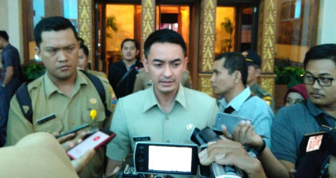 Gubernur Jambi Zumi Zola saat diwawancarai awak media.