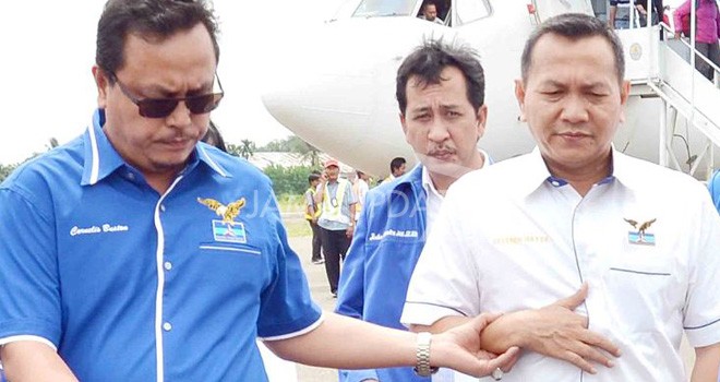 Cornelis Buston dan Effendi Hatta saat menyambut kedatangan Indrawati Sukadis beberapa waktu lalu.