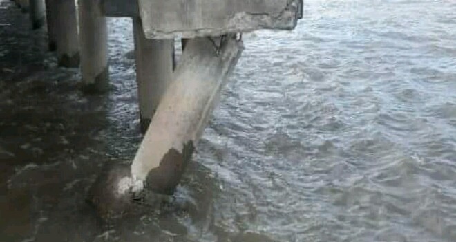 Tiang pancang yang patah akibat ditabrak tug boat.