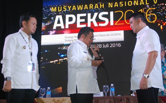 Penyerahan Palu Sidang Apeksi ke Walikota Jambi SY Fasha.