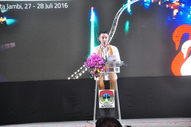 Gubernur Jambi, Zumi Zola, saat memberi sambutan pada acara pembukaan Munas V Apeksi tahun 2016, Rabu (27/7).