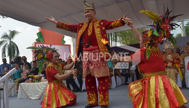 Peserta pawai dari Kota Makasar yang memperlihatkan tradisinya dengan membakar tangan dan pakaian adat Walikota Jambi, Sy Fasha, Rabu (27/7). 
