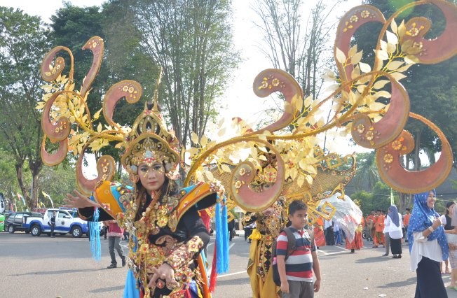 Salah satu peserta karnval Pawai Budaya Nusantara