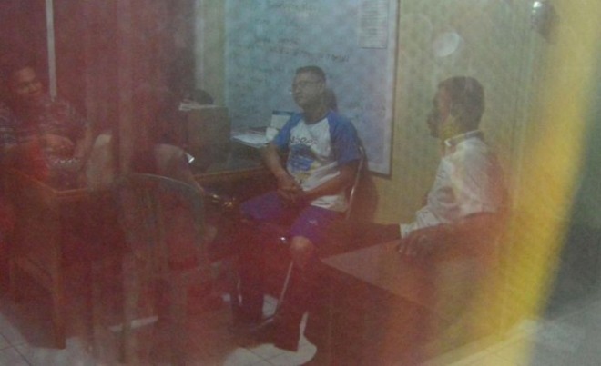 Oknum anggota Polresta Bandarlampung Brigadir Medi Andika (berkacamata) tersangka pembunuh M. Pansor saat dimintai keterangan. Foto: m. tegar mujahid/radarlampung.co.id/jpg