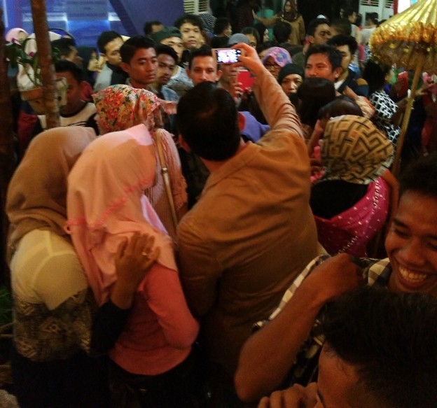 Wako Fasha diajak foto selfie oleh pengunjung stand pameran malam ini (30/7