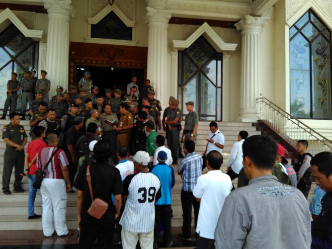 Demo buruh di kantor gubernur Jambi