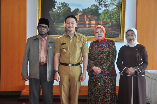 Gubernur Jambi, Zumi Zola, bersama Anggota DPD RI Dapil Jambi di rumah dinas Gubernur Jambi, Senin (1/8).