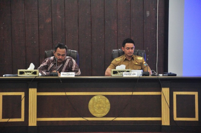 Gubernur Jambi, Zumi Zola, saat memimpin pertemuan bersama Komisi VI DPR RI, Senin (1/8).