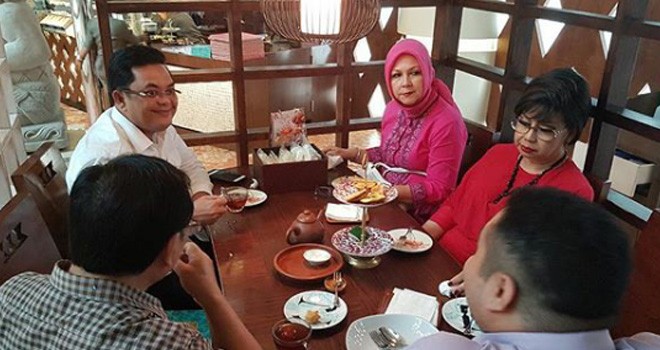 IW bertemu dengan Nino Guritno dan keluarganya di Jakarta.