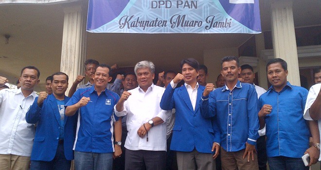 Agustian Mahir (AM) bersama Bambang Bayu Suseno (BBS) dan para kader PAN Muaro Jambi.