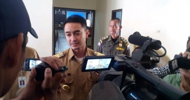 Gubernur Jambi Zumi Zola saat di wawancarai awak media.