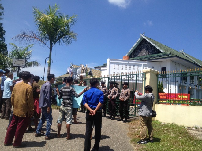 Demo saat Sertijab bupati Sarolangun Selasa (2/8)