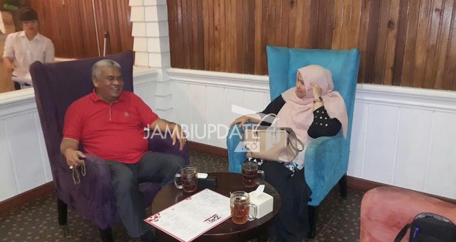 Pertemuan Agustian Mahir dan Masnah Busrodi di salah satu cafe di Kota Jambi.