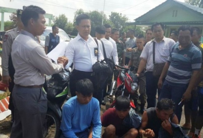 Pasi Intel Kodim 0412 Kapten Inf. Marpiansari menyerahkan tiga tersangka begal kepada Kasat Reskrim Polres Lampura AKP Supriyanto Husin. Foto Riduan/Radar Lampung/jpg