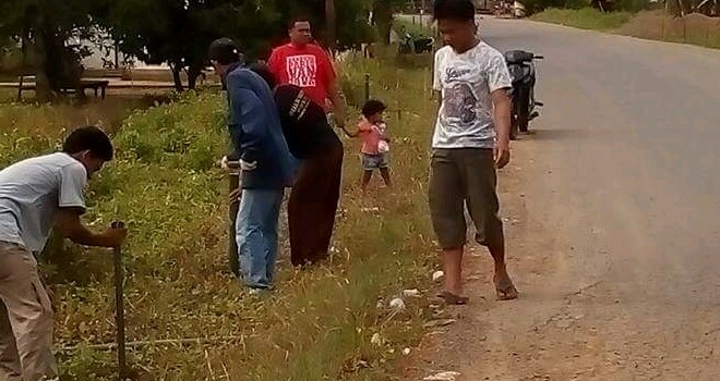 Warga yang terlihat bersih - bersih.