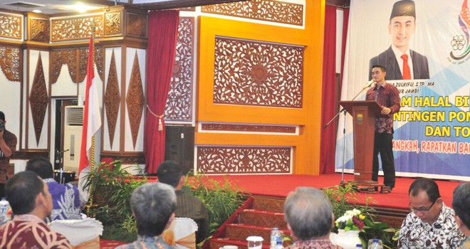 Gubernur Jambi Zumi Zola saat memberi sambutan dalam acara Halal bi Halal di Auditorium Rumah Dinas Gubernur Jambi, Rabu (3/8) malam