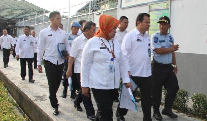 Ronnie F Sompie saat sidang di Lapas Kelas II B Kuala Tungkal