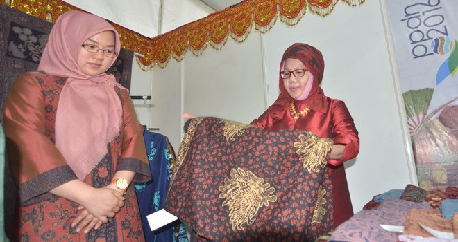 Ketua TP PKK Kota Jambi Yuliana Fasha mendampingi Sekretaris Jenderal Kementerian Perdagangan meninjau pameran di Lapangan kantor Walikota Jambi. 