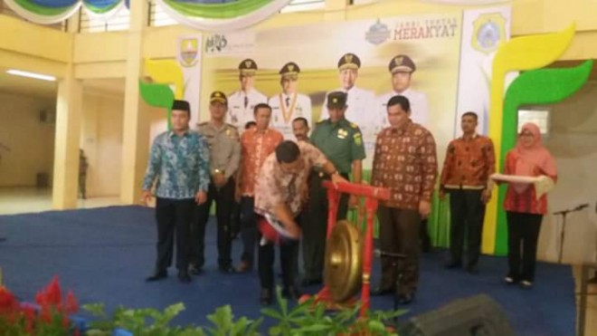 Bupati saat memukul gong tanda pembukaan acara HKP.