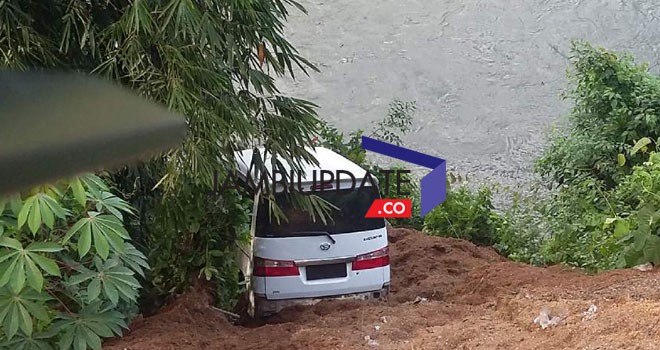 Sebuah mini bus terjun ke jurang di ruas jalan kerinci-Bangko, tepatnya di Desa Pengasi, Batang Merangin, Kerinci tadi pagi (6/8)