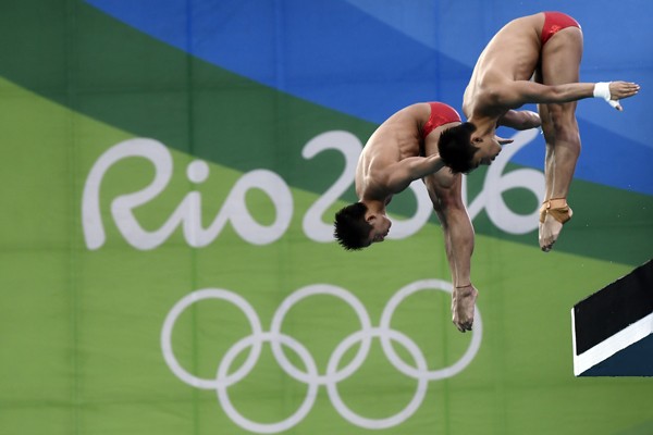 Duet atlet loncat indah China, Yue Lin/Aisen Chen beraksi di nomor papan 10m. Foto: AFP