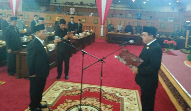 Pelantikan anggota DPRD Provinsi Jambi Hasani Hamid oleh Cornelis Buston.