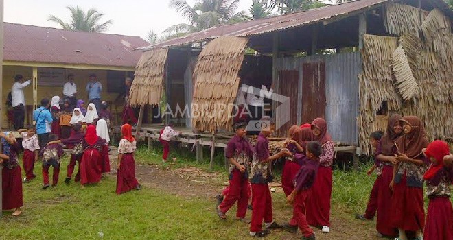 Kondisi SDN 34 Kecamatan Bram Itam, Tanjab Barat.