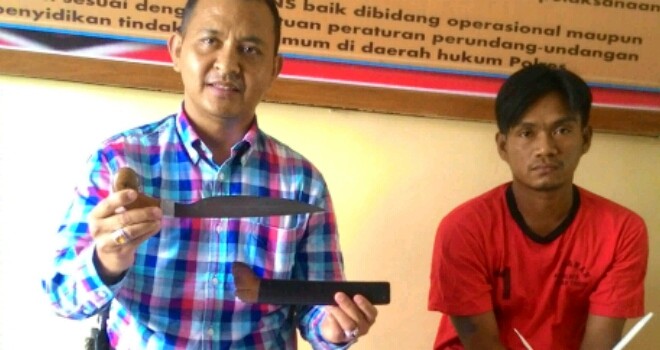 Kasat bersama badik dan tersangka.