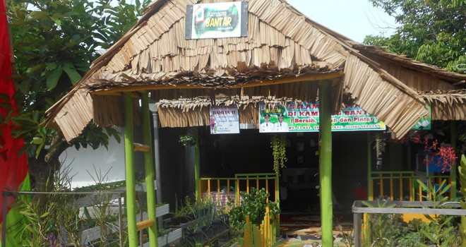 Bangunan balai warga  yang dilenkapi perpustakaan mini dan ditanami Toga.