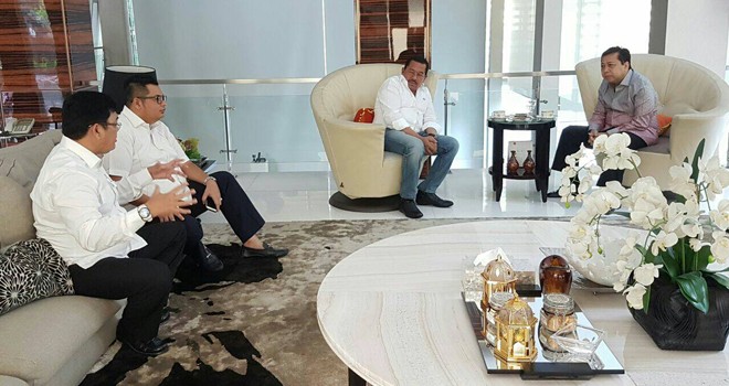 Ivan Wirata bersama kader muda Golkar Provinsi Jambi, Kemas Farid saat berkunjung di kediaman Setya Novanto.