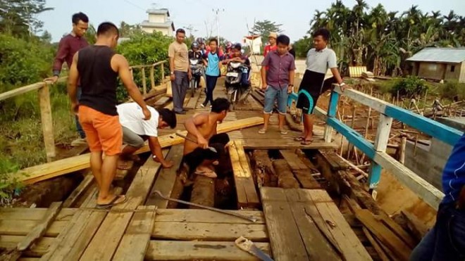 Jembatan Alang-alang, Kecamatan Sabak Timur, Rusak.