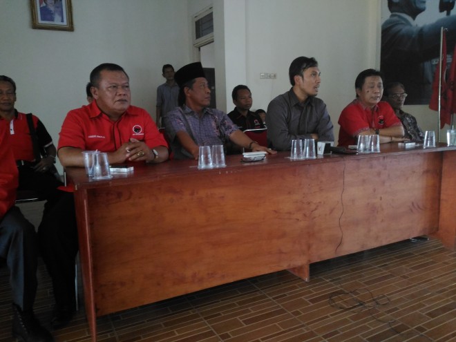 Edi Purwanto bersama petinggi DPD PDIP Provinsi Jambi  saat konferensi pers, Sabtu (13/8).