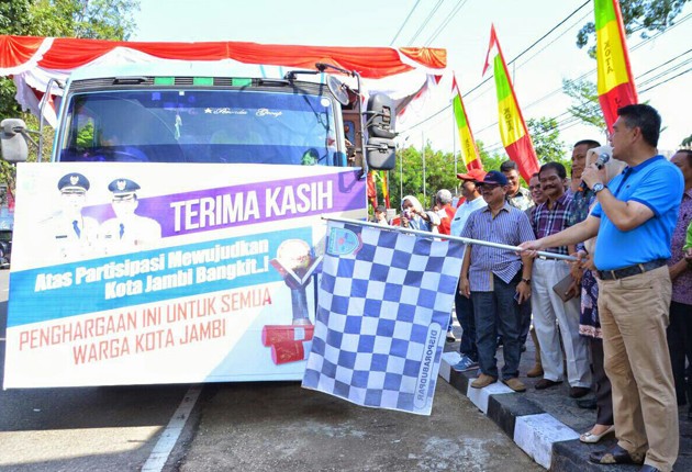 Walikota Jambi Sy Fasha, saat melepas arak-arakan 5 penghargaan yang diperoleh Pemkot Jambi.