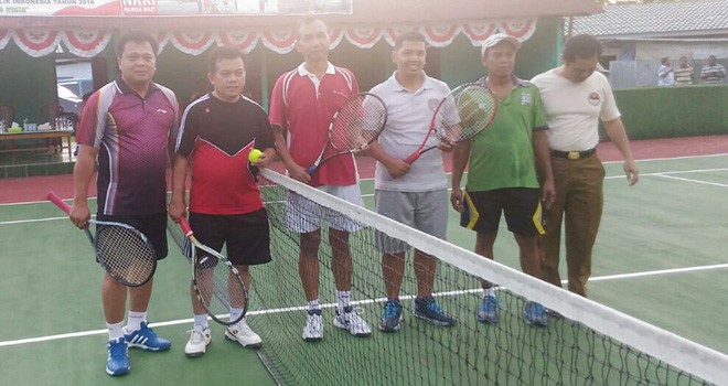 Pertandingan di Lapangan Tenis Kodim 0420/Sarko.