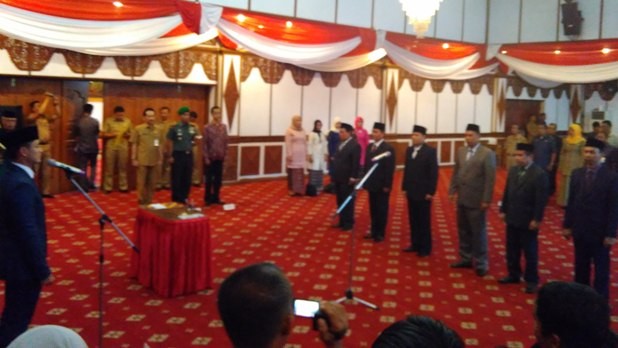 Enam pemenang lelang jabatan Pemprov Jambi dilantik secara resmi oleh Gubernur Jambi Zumi Zola di rumah dinas gubernur Senin sore ini (15/8)