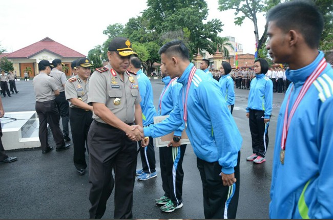 Kapolda Jambi memberikan reward kepada atlet, Senin (15/8).