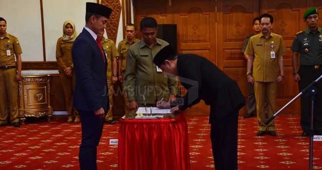 Gubernur Jambi Zumi Zola melantik Kadis PU yang baru, Dody Irawan.