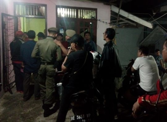 Razia yang digelar petugas di salah satu kosan di Kota Jambi Selasa dini hari (16/8). Sejumlah pasangan yang diduga mesum berhasil diamankan petugas.