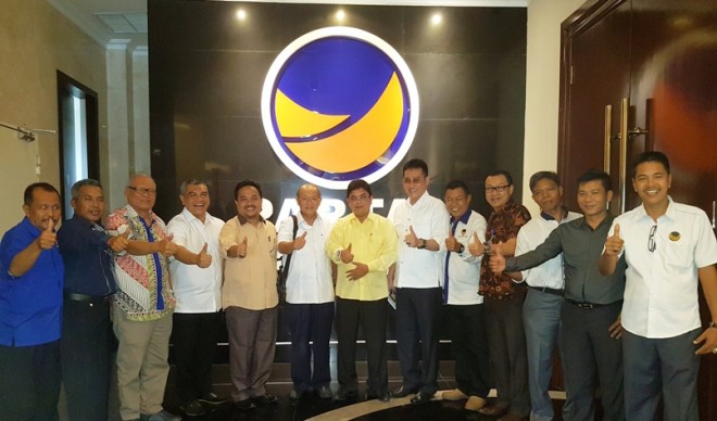 Tiga kandidat Cabup yakni Ivan Wirata, Cek Endra, Hamdi bersama Ketua DPW Nasdem Agus Roni dan pengurus NasDem usai menerima rekomendasi dukungan di Jakarta Selasa (16/8)