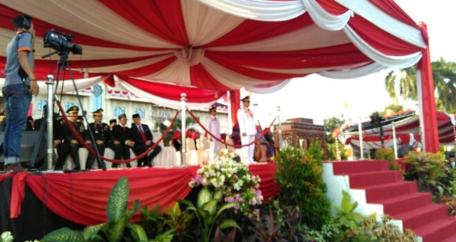 Upacara penurunan bendera.