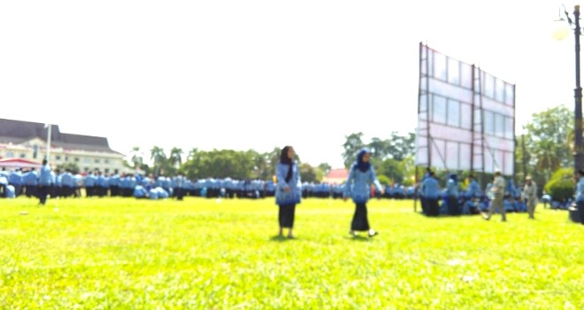 PNS yang menjadi peserta Upacara terlihat membubarkan diri saat Upacara masih berlangsung.