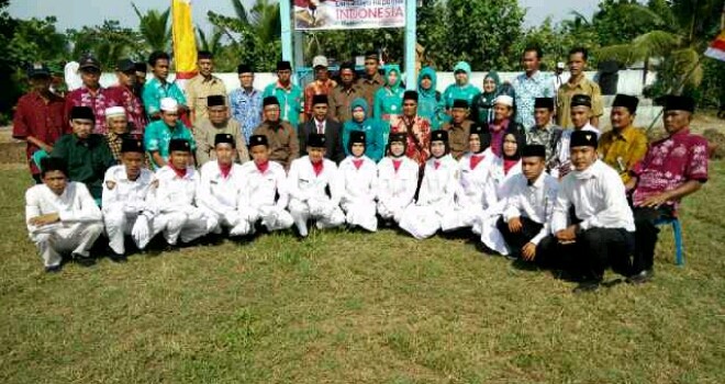 Anggota paskibra bersama pemerintah desa Teluk Majelis.