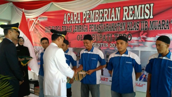 Bupati Tebo Sukandar menyerahkan remisi usai upacara HUT RI ke 71 di Tebo 