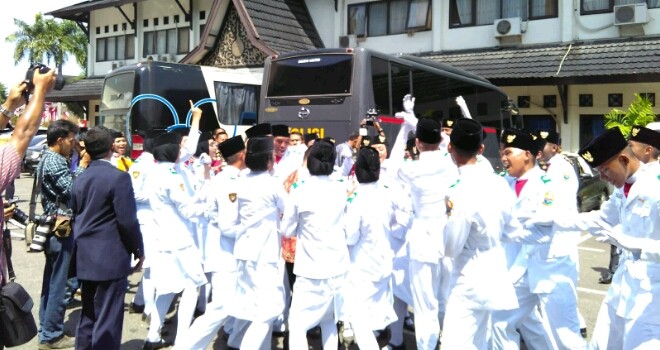 Anggota Pasukan Pengibar Bendera Pusaka (Paskibraka) menangis bahagia.