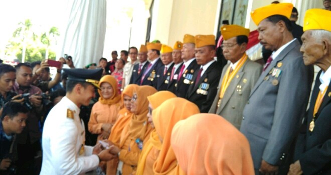 Zuni Zola memrikan Penghargaan dan Santunan kepada pejuang veteran.