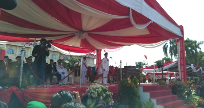 Gubernur Jambi Zumi Zola, pimpin upacara di lapangan Kantor Gubernur Jambi, Rabu (17/9).