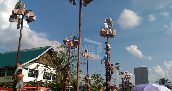 Panjat Pinang lapangan Garuda Kecamatan Muarabulian.