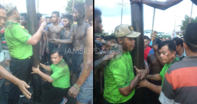 Bupati Al Haris dan Kapolres Merangin, AKBP Munggaran Kartayuga ikut panjat pinang.